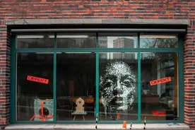 艺术家用铁锤砸玻璃，吃瓜群众开始很不屑，下一秒就惊叹：大师图片