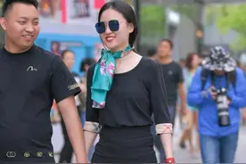街拍：情侣浪漫街头，单身狗的你有何感想？图片
