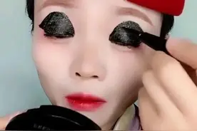 空姐画眼线被男朋友吐槽“画得太粗”，睁眼之后网友：没毛病图片
