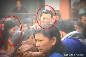 30岁不丹王后全身淋湿，在暴雨中成了“落汤鸡”，笑容却无比灿烂图片