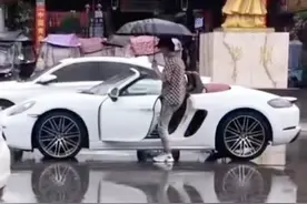 河南一男子下雨天开敞篷车，手中还打着伞，网友：车是租来的图片