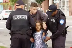 小女孩摆地摊被警察叔叔抓走，旁边同行小哥坐不住了！视频封面