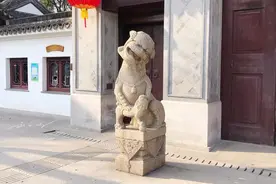 上海最“不霸气”的石狮子，这小胳膊小腿，游客：是遇上饥荒了吗图片
