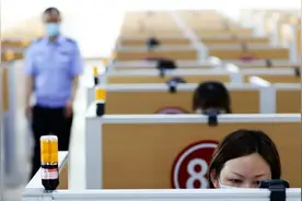 现实版“天才枪手”在横琴上演！科目一考霸“统治”考场，没作弊却被警察抓走！图片