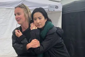 《花木兰》后台照曝光，刘亦菲为角色把脸涂黑，素颜依然能打图片