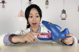 妹子试玩“咬手指的鲨鱼”，一不小心就会被咬到，感觉好吓人视频封面