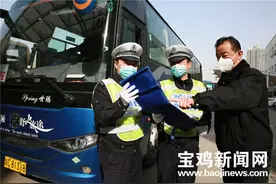 春运期间 宝鸡交警严查客运车辆带病上路图片