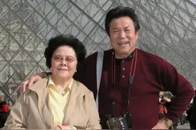 92岁老艺术家携妻秀恩爱！住复式楼家有电梯，三代同堂合照罕曝光图片