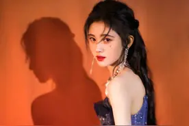 鞠婧祎身穿亮片高级礼服，美得很惊艳，在灯光照耀下，璀璨又耀眼图片