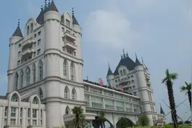 中国最奢华的高速公路服务区，犹如魔幻城堡，过往旅客流连忘返图片