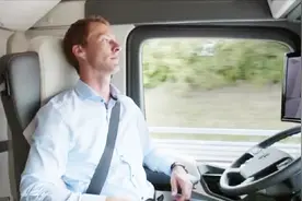 奔驰自动驾驶卡车有多高端？满身黑科技卖400万，跑长途有福了！视频封面