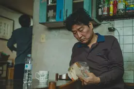 电影《寄生虫》破圈解读：穷人家庭像是病菌，女管家的丈夫像是病毒图片