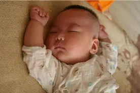 宝宝入睡后夜醒频繁、四处打滚？或许是辅食没安排好，宝妈别忽视图片