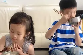 男宝带女同学回家吃饭，贴心夹菜变身暖男，网友调侃：虎父无犬子图片