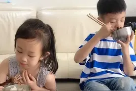 男宝带女同学回家吃饭，贴心夹菜变身暖男，网友调侃：虎父无犬子图片