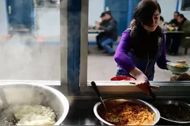 45岁农民工大叔娶了24岁外国美女，能幸福吗？图片