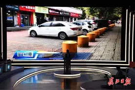 乱贴小广告、占道经营问题频现，市城管局：持之以恒地解决问题图片