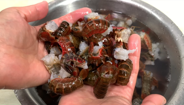 清水洗小龙虾和没洗一样脏，教你简单一招，脏东西自动跑光光