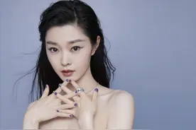 宋轶抹胸裙美如仙子，徐璐深V秀事业线，都不及刘敏涛高叉裙惹火图片