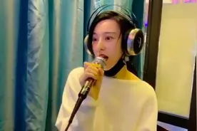 似不受补税风波影响，范冰冰KTV唱歌放飞自我，耳环镶满钻石显眼图片