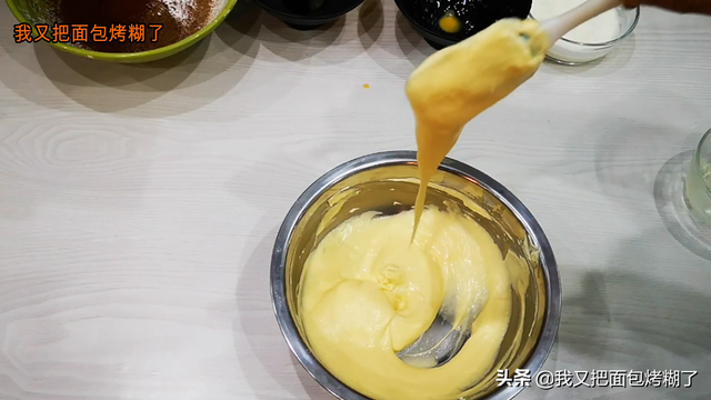 红丝绒蛋糕是什么材料做的（烘焙师教你做红丝绒蛋糕）