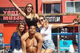 小伙身高2米爱健身，壮硕身材让异性侧目，这肌肉你给几分？图片