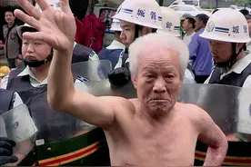 武汉70岁大爷给城管下跪，高喊：我要生存！中国首部城管纪录片图片