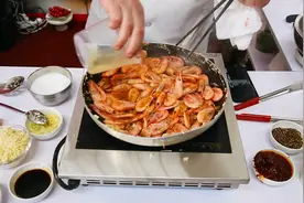 洋厨师教你做中式川味北极虾，甜虾包裹辣酱混炒爽翻味蕾！