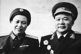 他是历经百战的军神，全身17处枪眼；她是他一辈子的守护神：结婚35年，她陪他在病床上度过30年图片