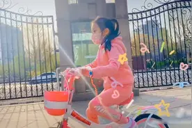 李小璐陪女儿骑车，甜馨全身粉红长腿吸睛，意外泄露住址价值不菲图片