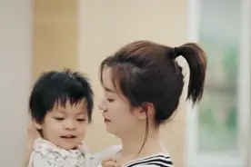 李佳航儿子近距离照：李晟抱着儿子，就像抱着小号的李佳航图片