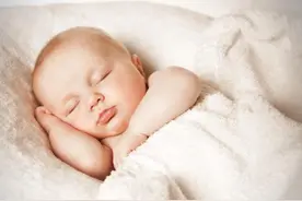 宝宝睡着时这几种姿势，说明大脑发育好，容易成为小学霸图片