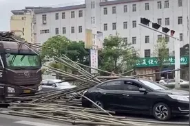 绿灯还剩下几秒时，到底过还是不过？新手极易做错引发追尾事故图片