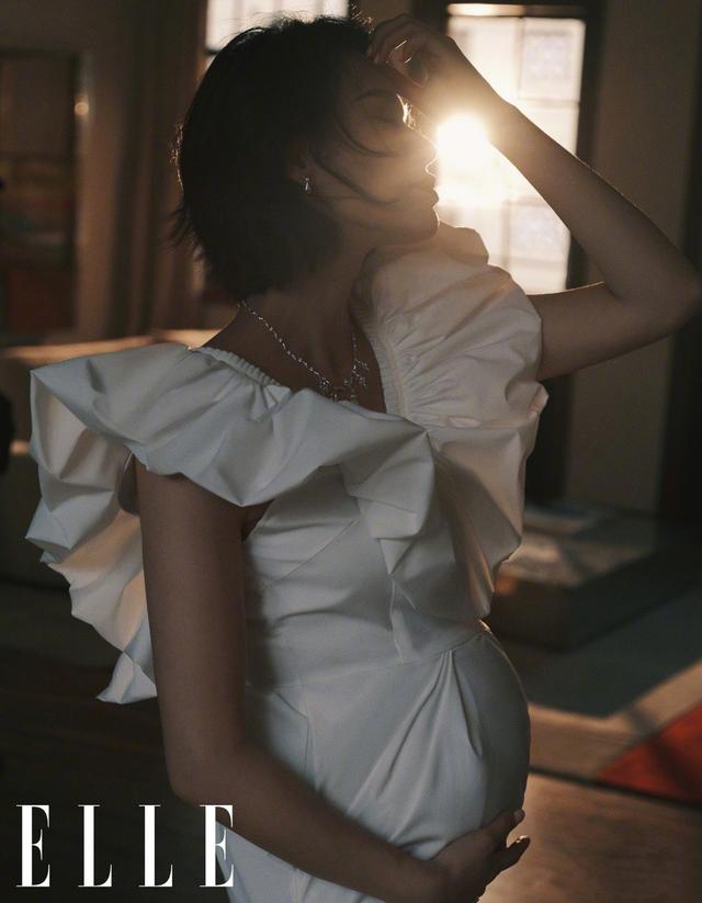 41岁胡杏儿曝孕期写真，孕7月肚子浑圆，粉丝盲猜这胎是女孩