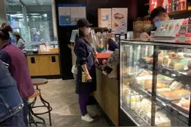 吴奇隆一家三口被偶遇，刘诗诗穿扮低调，爸爸抱1岁半步步显吃力图片