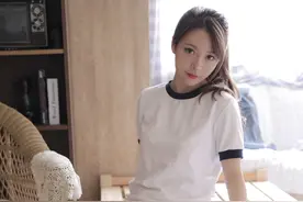 白色棉袜的青春少女心，懒洋洋的在家里晒太阳图片