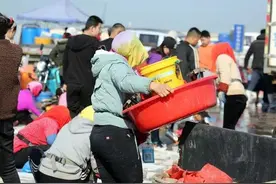 恐慌性囤粮？官方说适当存储粮油 、蔬菜，有人想多了图片