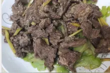 苦瓜炒牛肉，做法简单又好吃，搭配青菜和老鸭汤，营养又美味图片