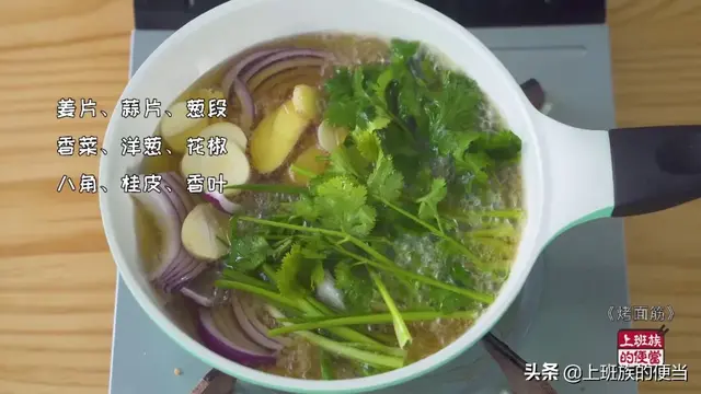 馋嘴街边的烤面筋，教你在家做，面筋劲道有嚼劲，2斤粉做一大把