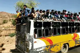 一个火车卧铺挤满三个人，印度人口到底有多密集？图片