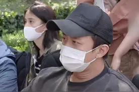 孙俪拍戏获邓超探班，片场摸头捏肩旁若无人，一旁赵又廷犹如隐形图片