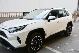 丰田RAV4荣放外观硬朗，空间宽敞，配2.0L和2.5L双擎图片
