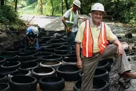 美国人修公路时，先预埋的一层轮胎有啥好处？中国早就用了图片