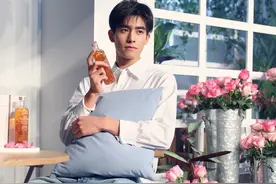 穿着白衬衫的宋威龙坐在花里，充满浪漫少年感图片