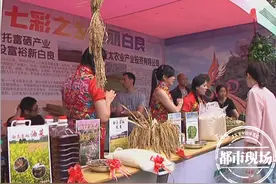 国家扶贫日，江西各地开展扶贫活动，现场人气旺图片