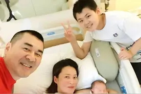 相差十七岁的“姐弟恋”很幸福，婚后却很糟心，高龄生子不容易图片
