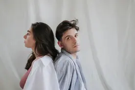 女儿哭着求爸爸：“你快点和妈妈离婚吧！”图片