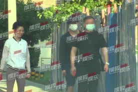 40岁殷桃与神秘男子散步，当街撒娇打闹太甜蜜！穿紧身裤显丰腴图片