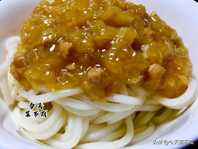 二伏吃面，东北人最爱的却是酸菜肉末打卤面，面条筋道，卤子鲜香