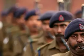 印度征兵现场熙熙攘攘，为何印度人都上赶着当兵？当兵究竟有多好图片